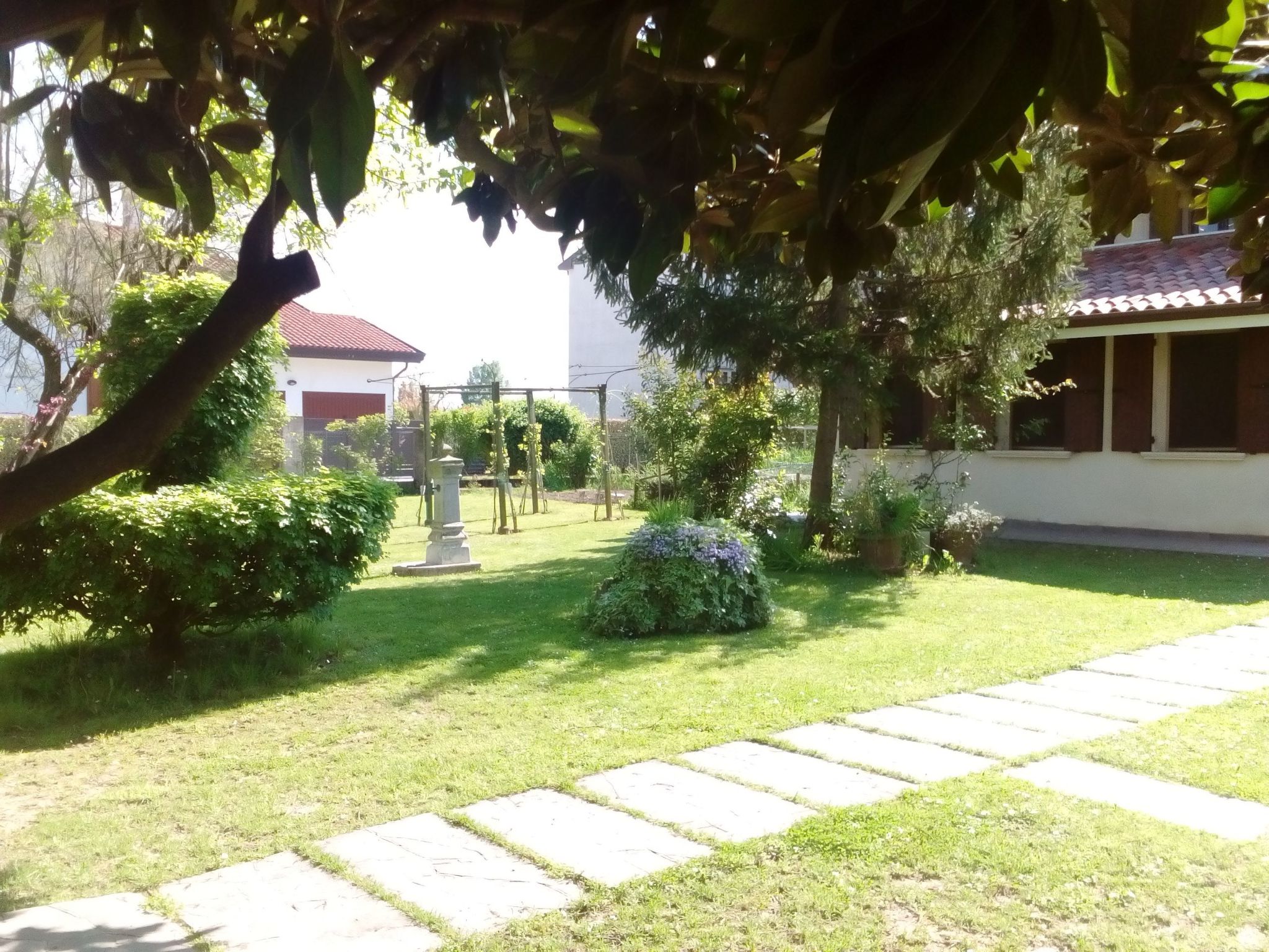 Auf einem ummauerten Grundstück-Dehors