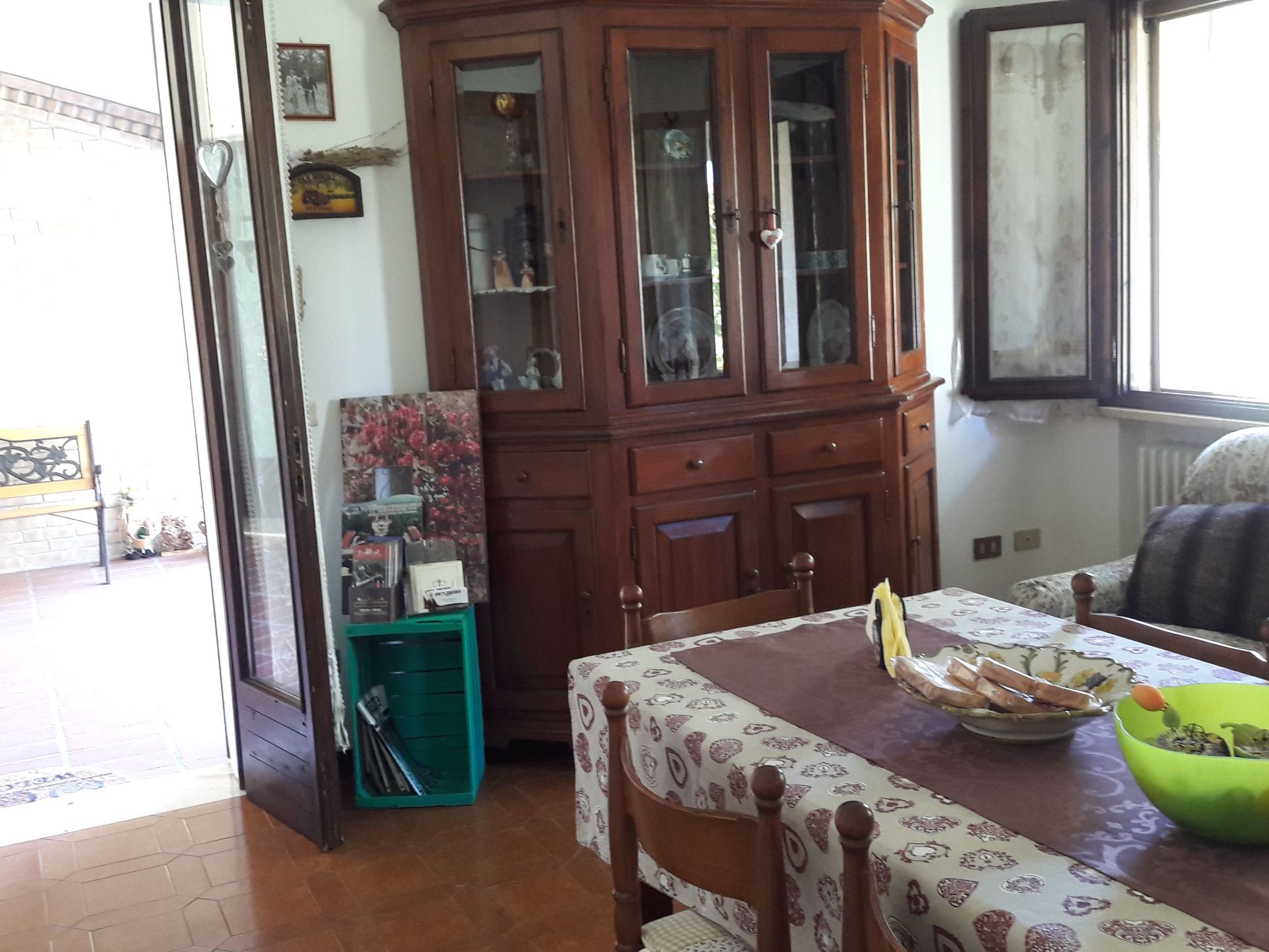 Auf einem ummauerten Grundstück-Dedans