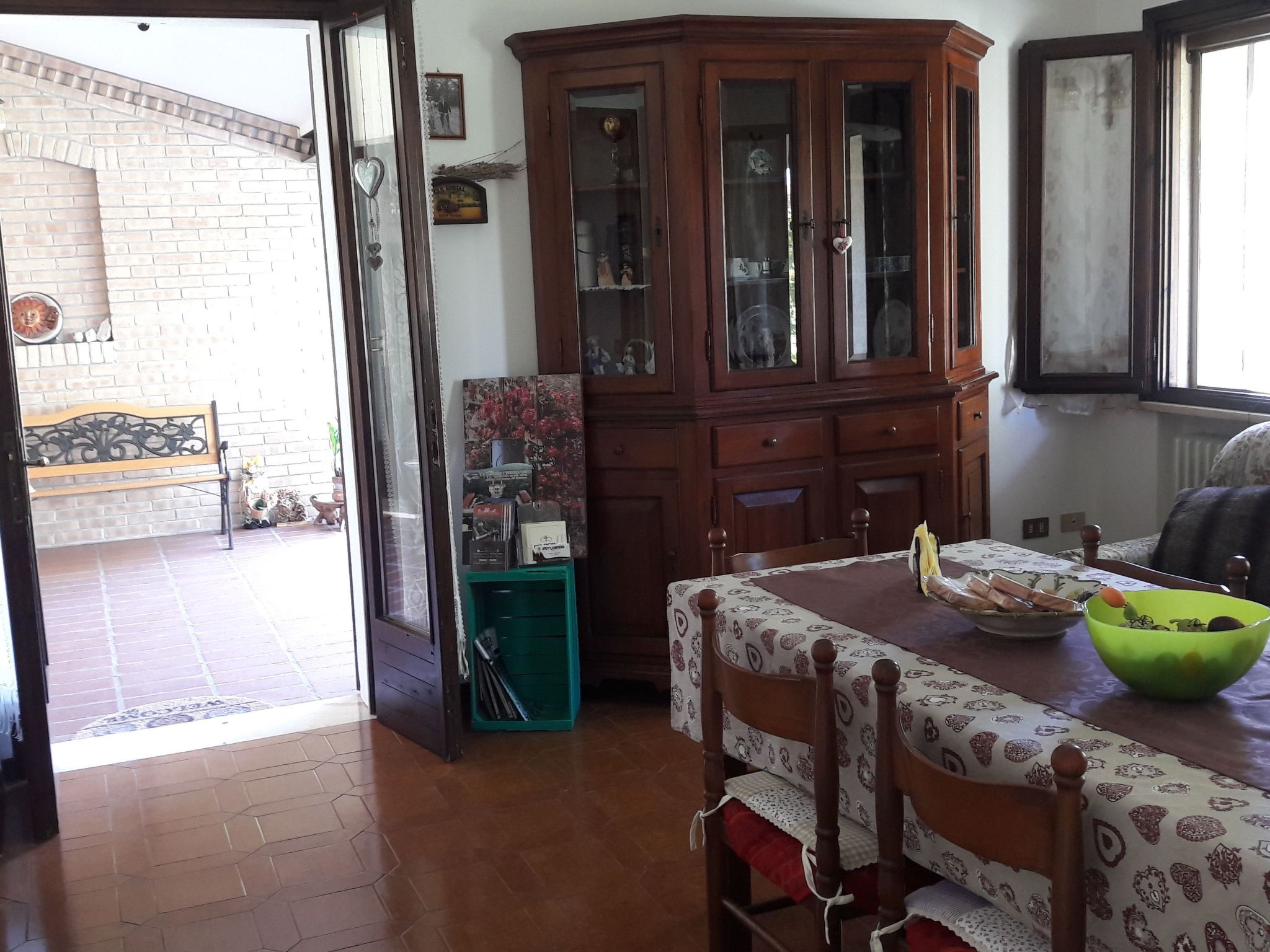 Auf einem ummauerten Grundstück-Dedans