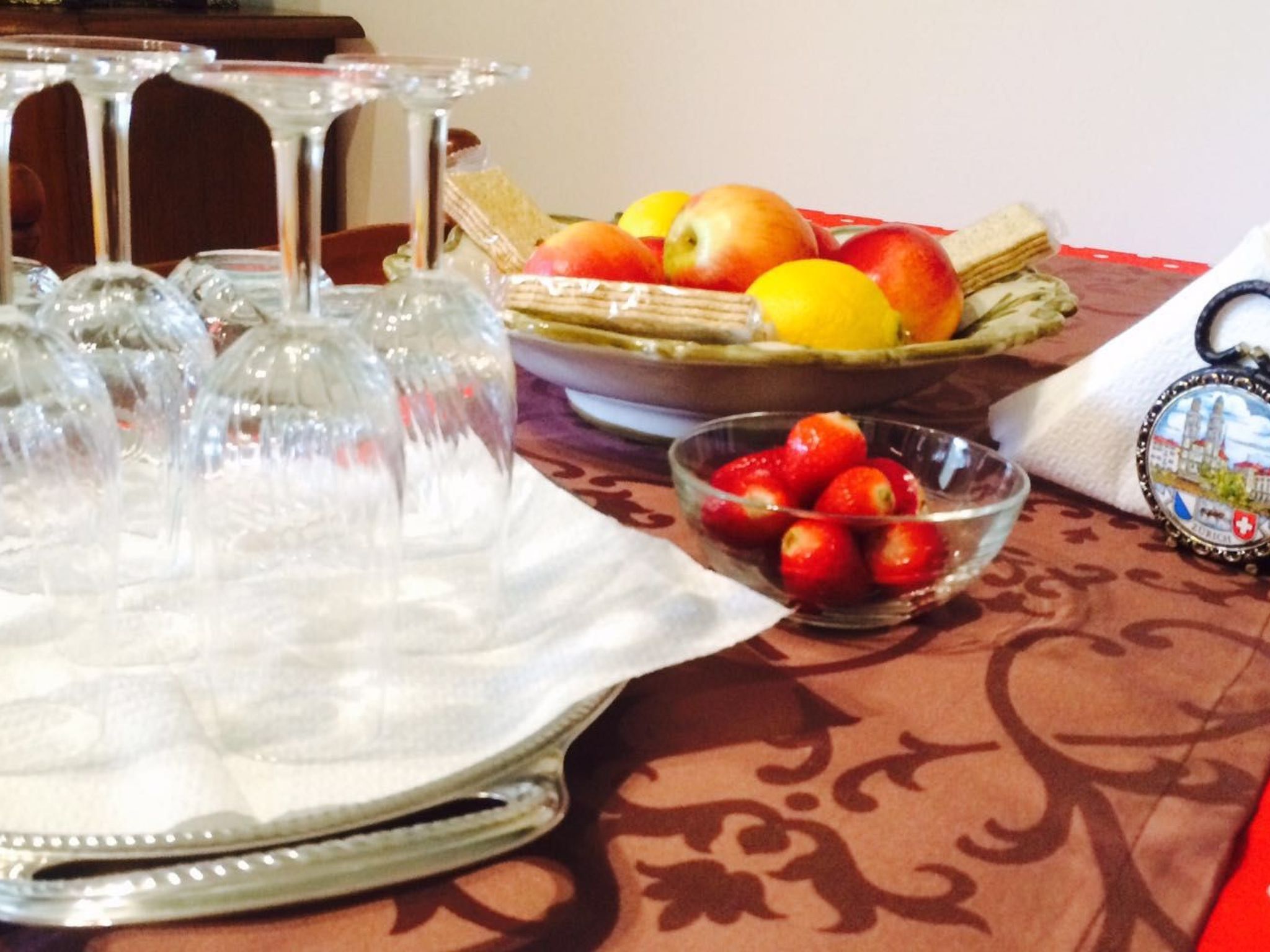 Auf einem ummauerten Grundstück-Dedans