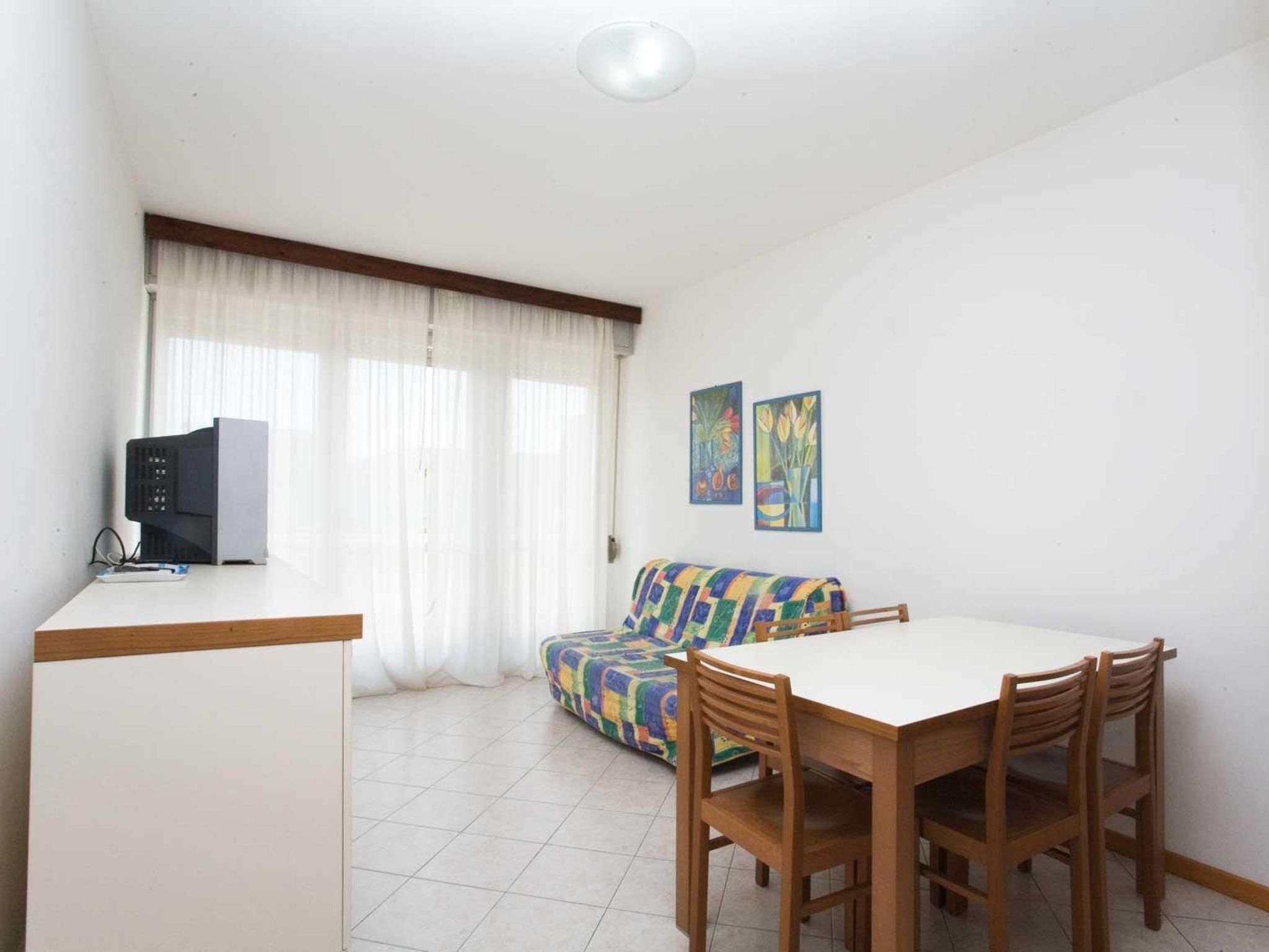 'Sanian B' mit Balkon-Inside