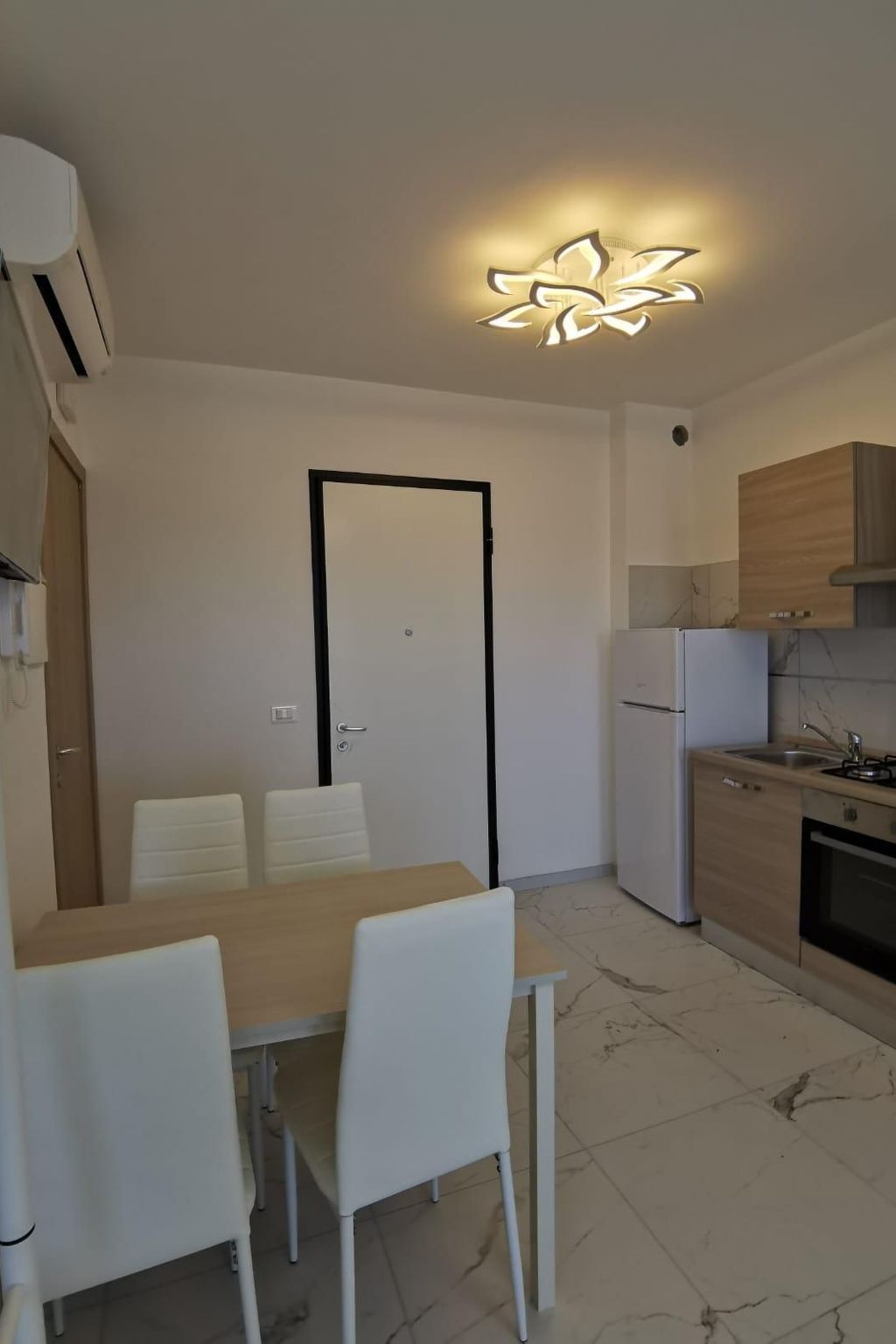 Einzimmerwohnung 'Saturnotel 502' mit Balkon-Drinnen