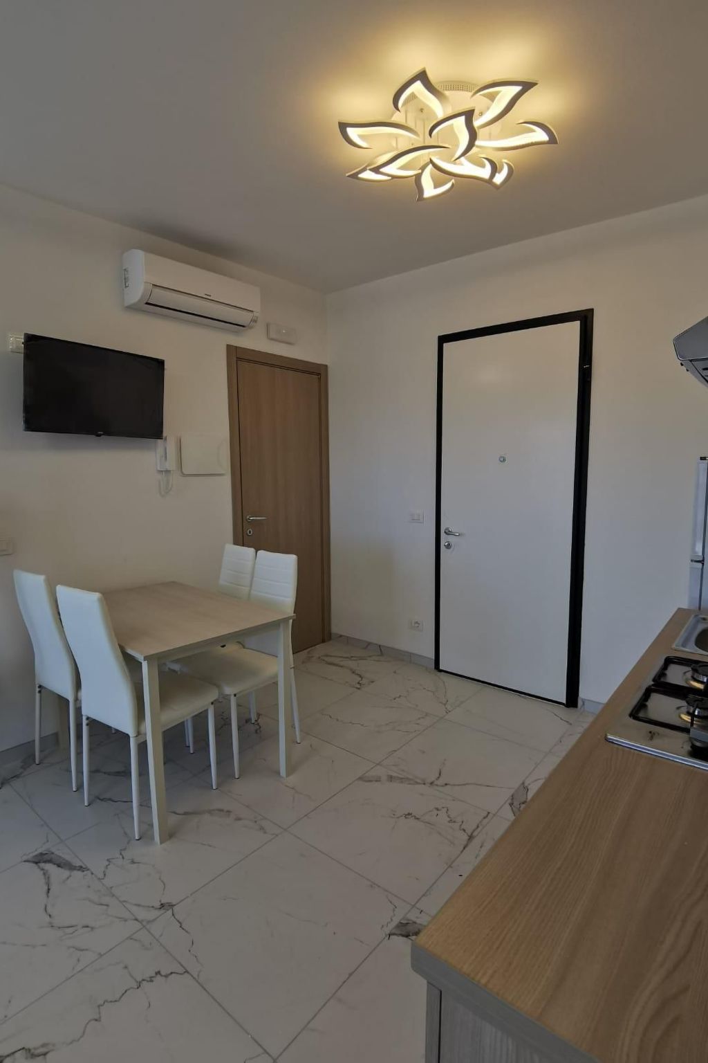 Einzimmerwohnung 'Saturnotel 502' mit Balkon-Drinnen