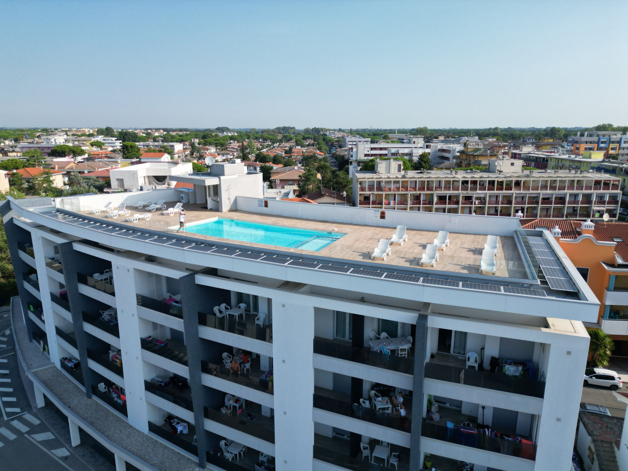 "Condominio Giardino B", appartement 1-kamer 40 m2. 1 kamer met 1 2-pers bed en TV. Open keuken (afwasmachine, 4 inductiekookplaten, magnetron, diepvriezer, elektrische koffiemachine). Douche/WC. Balk..