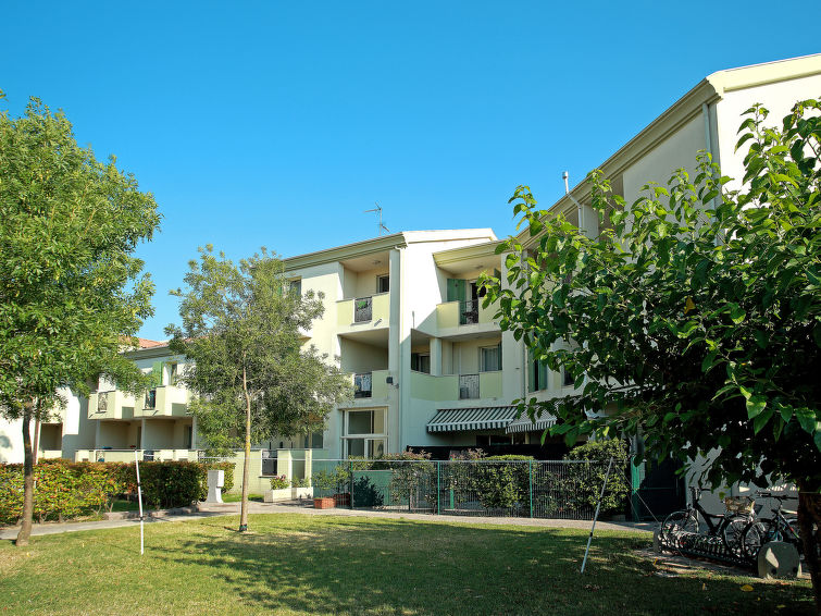 "Robinia/Pinetine", appartement 3-kamers 54 m2 op 2 verdiepingen. Doelmatig ingericht: woon-/slaapkamer met 1 2-pers divanbed, eettafel en Sat-TV. Uitgang naar het terras. Kookhoek (4 kookpitten (vlam..