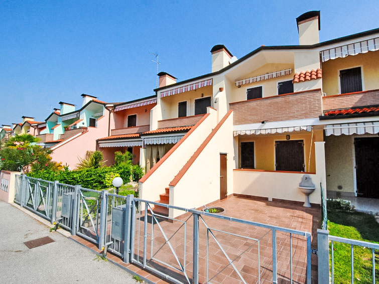 Appartement 2-kamers 40 m2. Licht, eenvoudig en doelmatig ingericht: woon-/eetkamer met 1 2-pers divanbed. 1 2-pers. kamer. Kookhoek (4-pits kookplaat). Douche/bidet/WC. Geen stookmogelijkheid. Kleine..