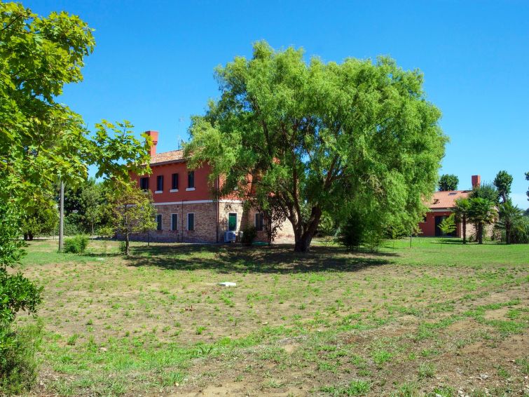 "Ca' della Quercia", appartement 3-kamers 73 m2 op de 1e verdieping. Smaakvol ingericht: woon-/slaapkamer met 1 2-pers divanbed, eettafel, Sat-TV en internationale TV-zenders. 1 2-pers. kamer. 1 kamer..