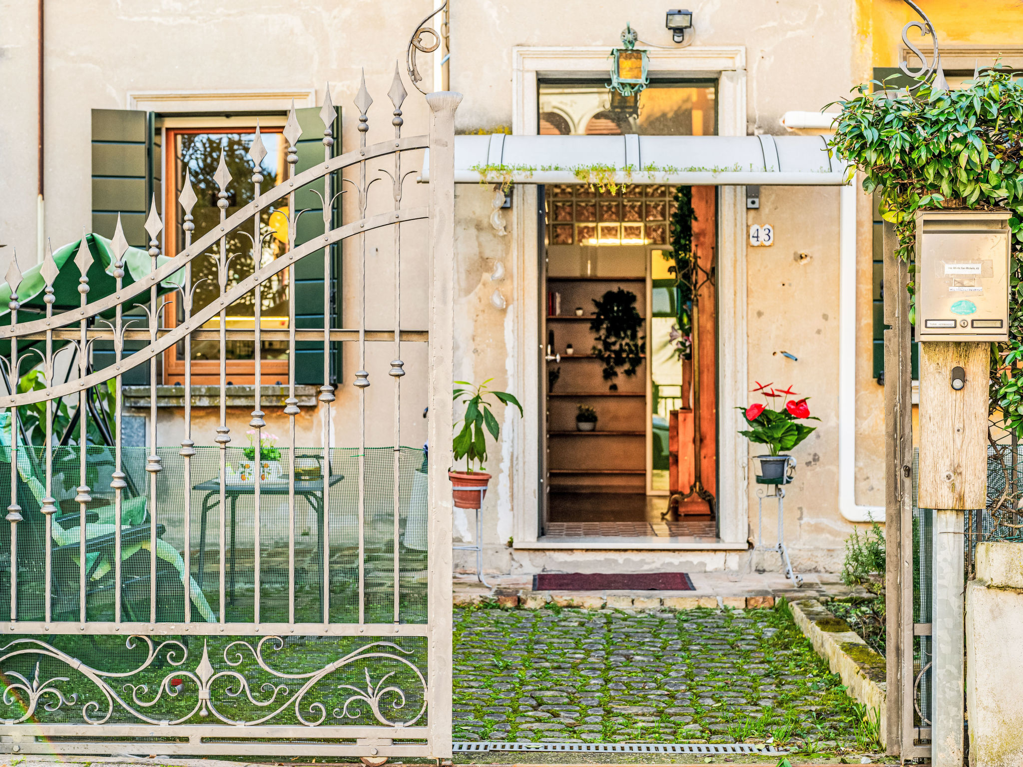 Private Garden Apartment
