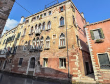 Historisch Appartement aan het Kanaal in Castello, Venetië - thumbnail 1