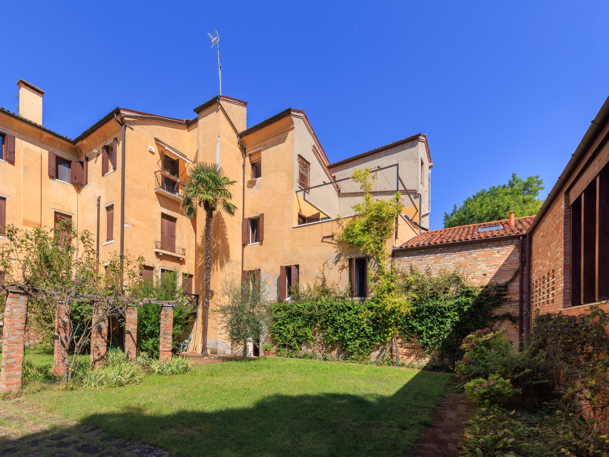 Photo of Casa dell'Aviatore große Gartenterrasse