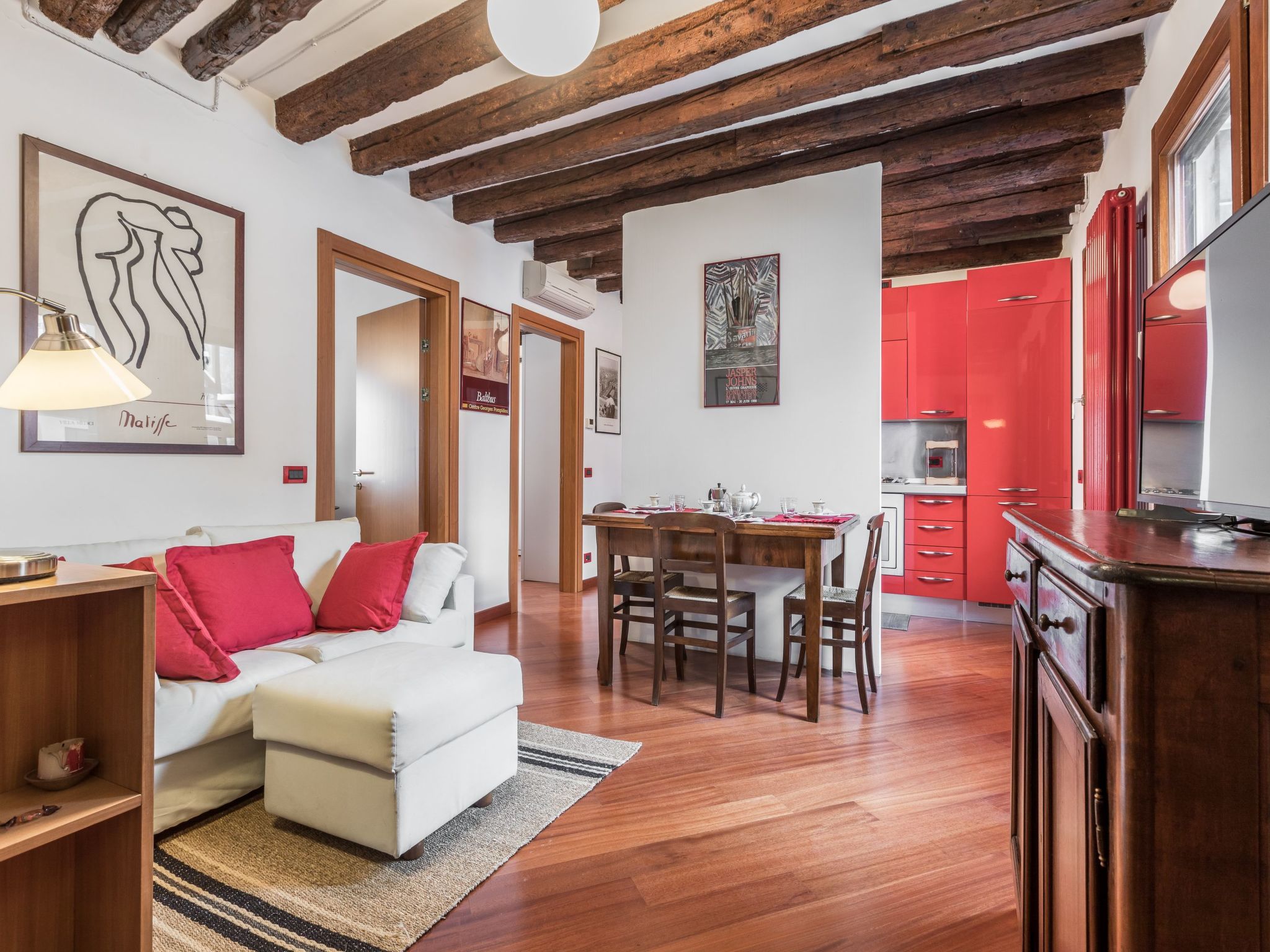 Mit privater Terrasse-Drinnen