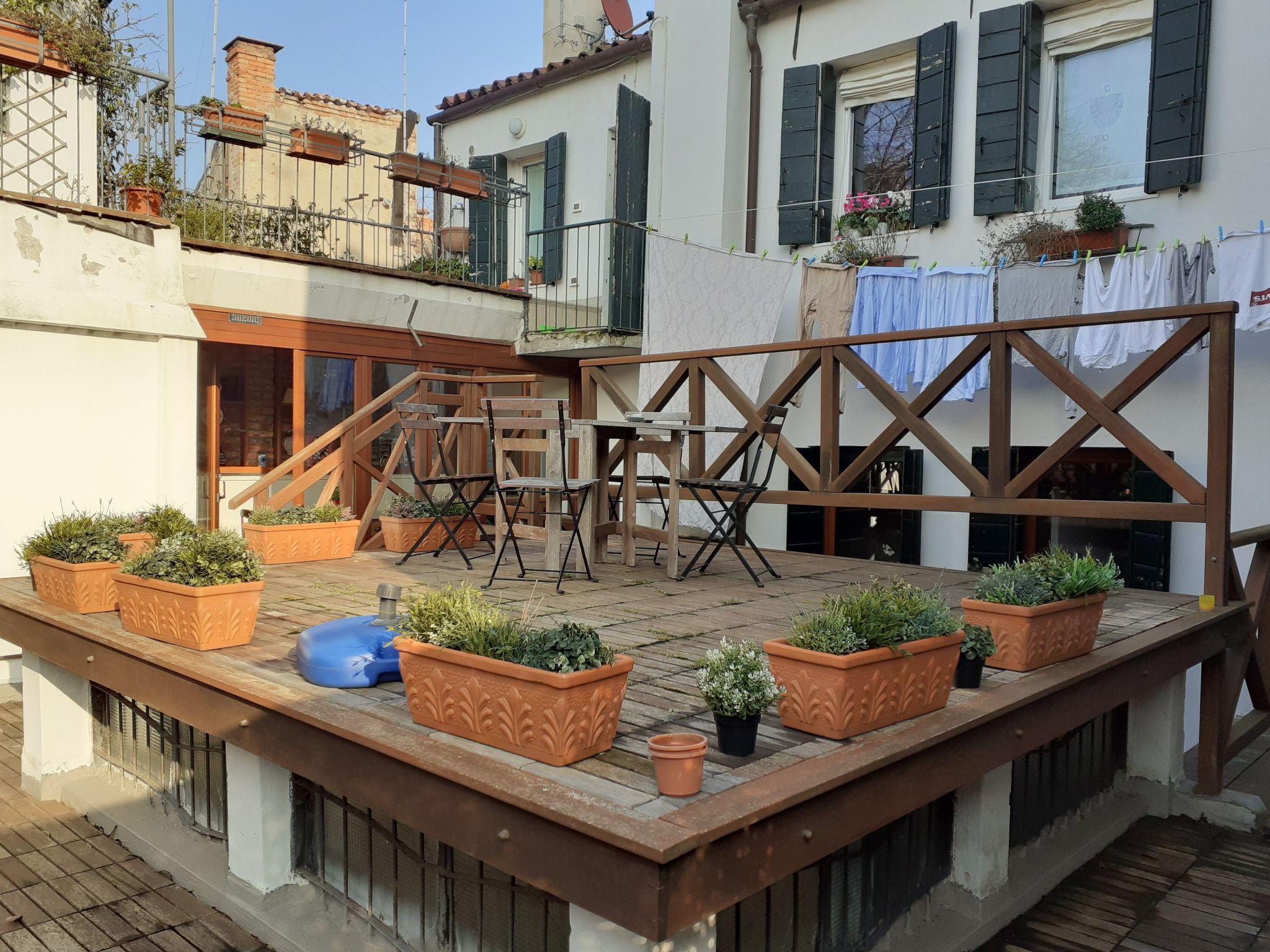 Mit privater Terrasse-Drinnen