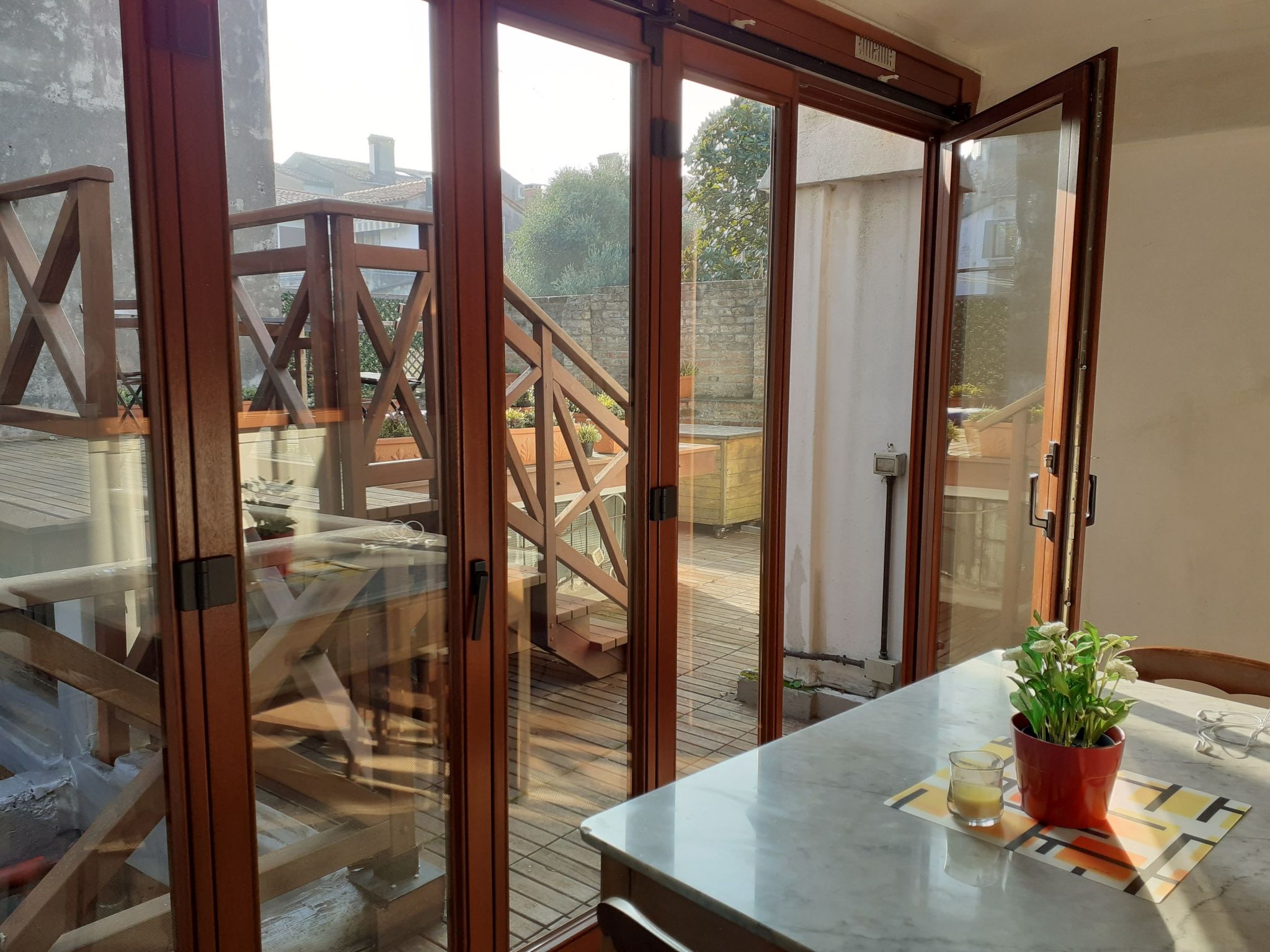 Mit privater Terrasse-Drinnen