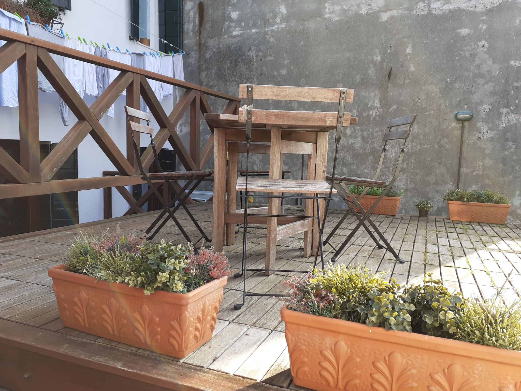 Mit privater Terrasse-Drinnen