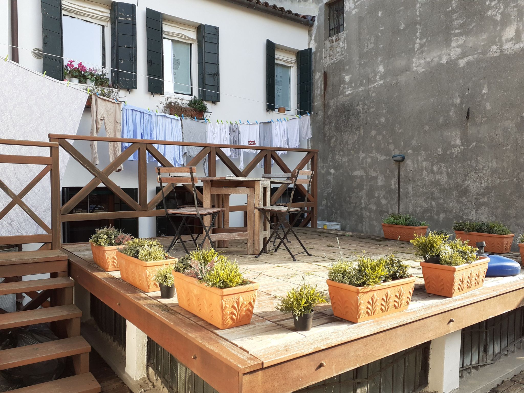 Mit privater Terrasse-Drinnen