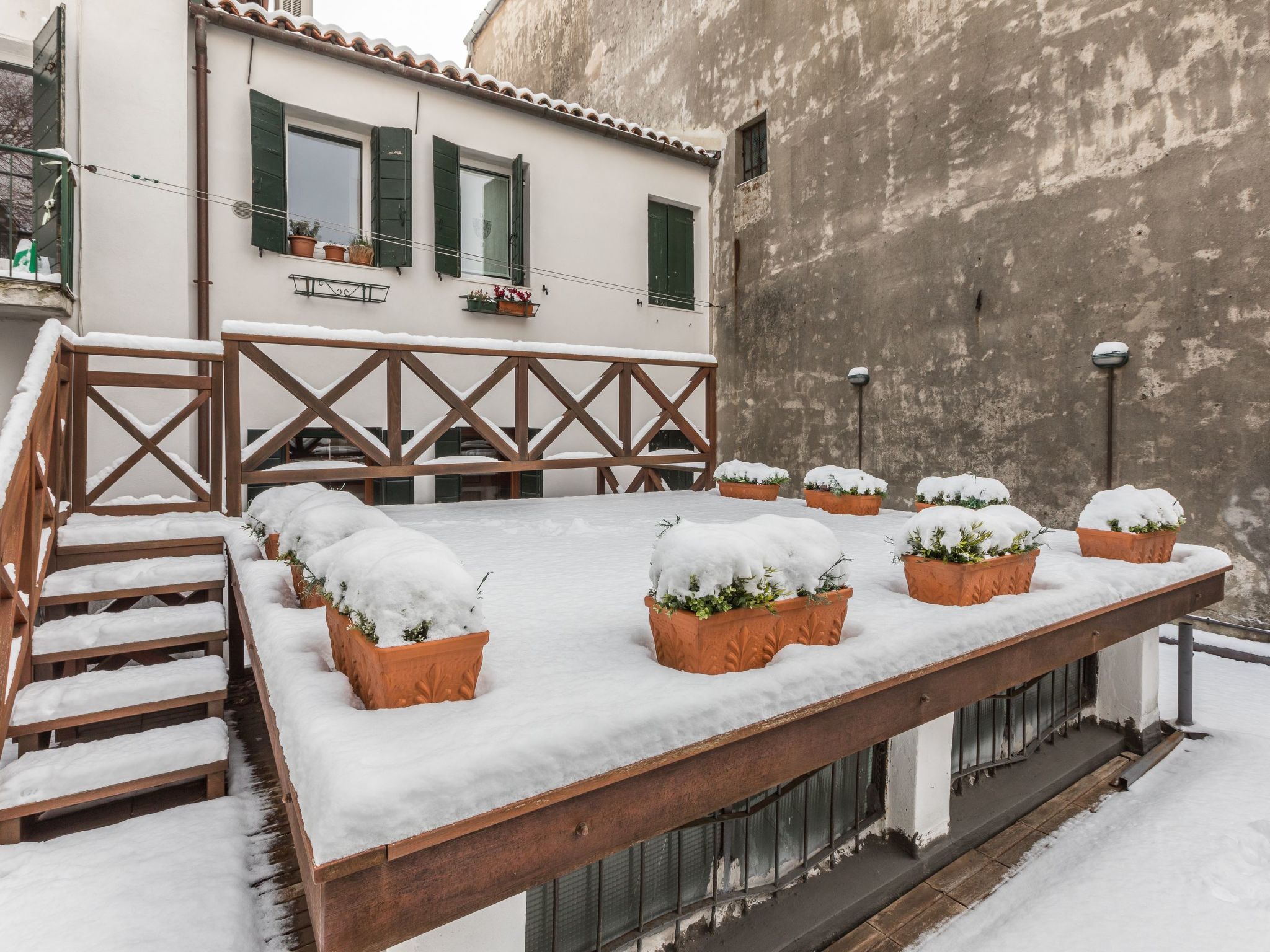 Mit privater Terrasse-Drinnen