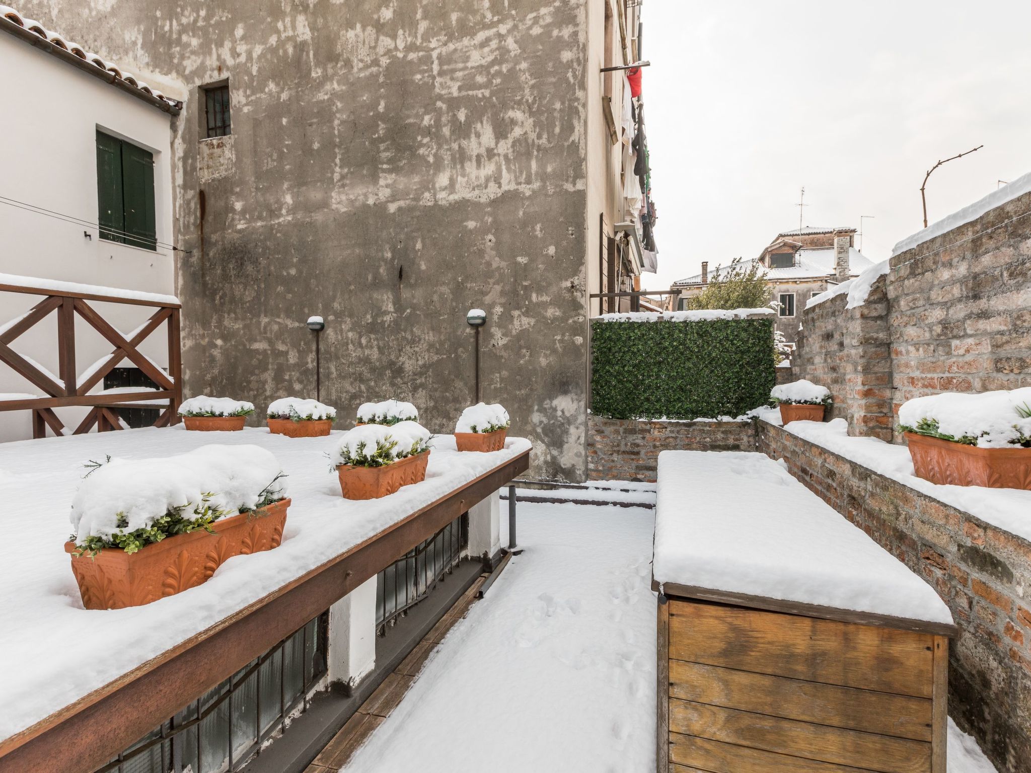 Mit privater Terrasse-Drinnen