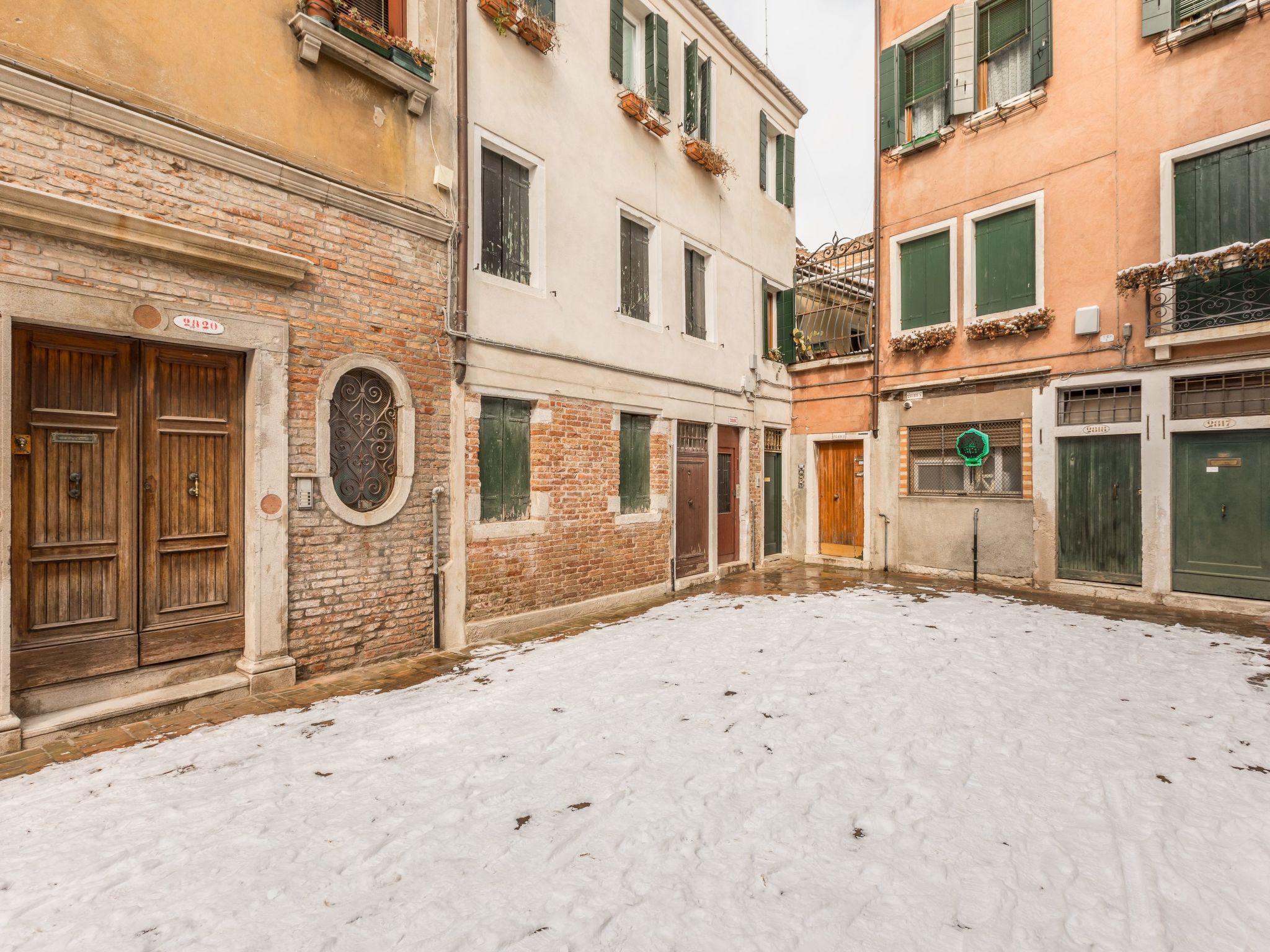 Mit privater Terrasse-Drinnen