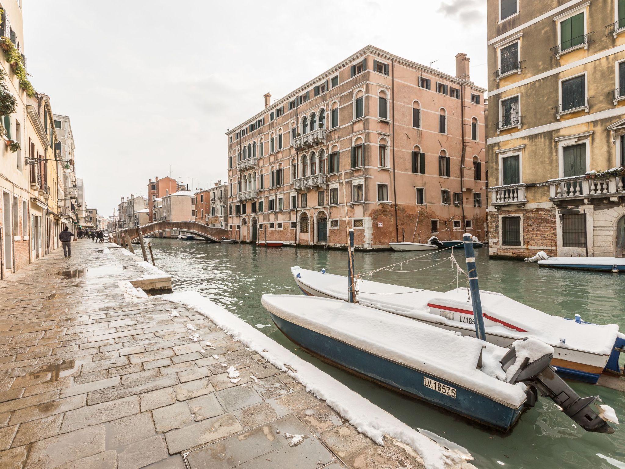 Mit privater Terrasse-Drinnen