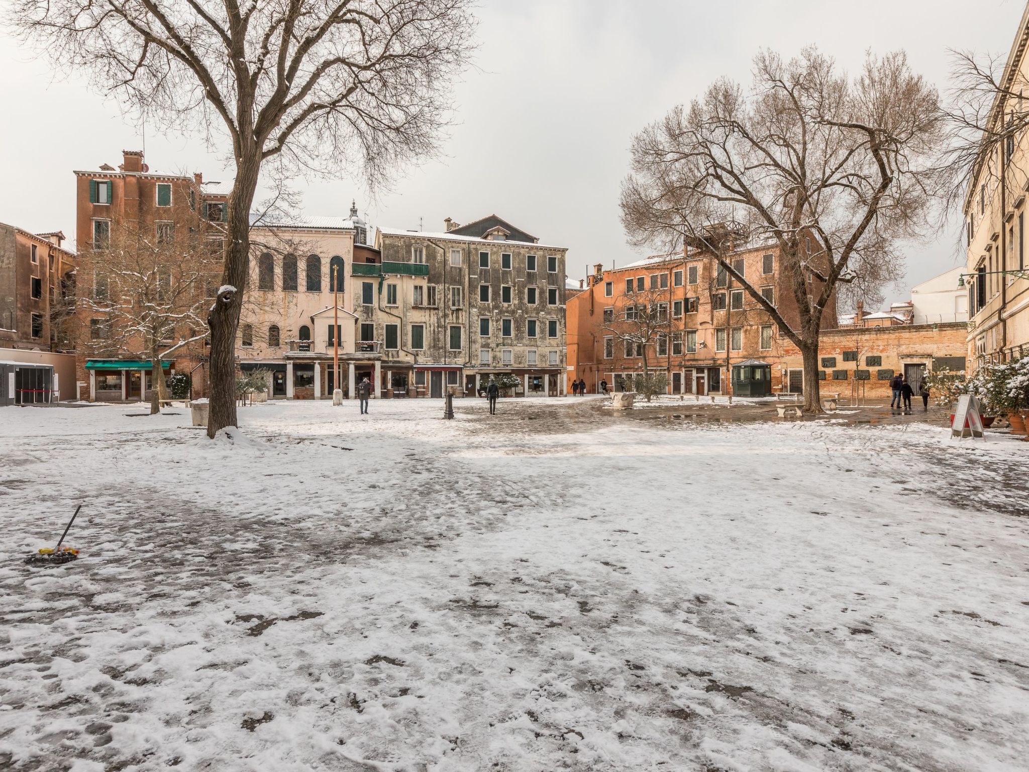 Mit privater Terrasse-Drinnen