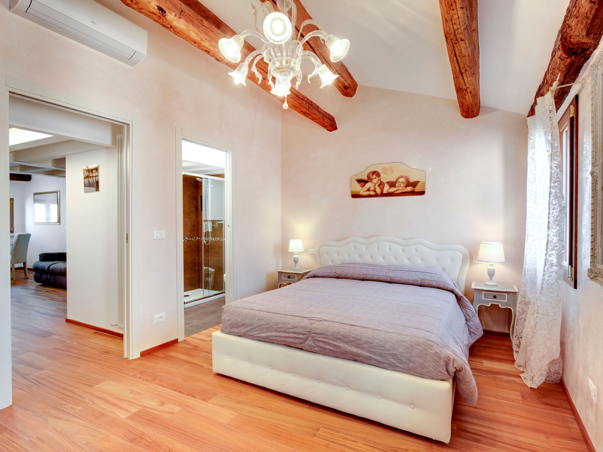 The Countess apartment-Drinnen