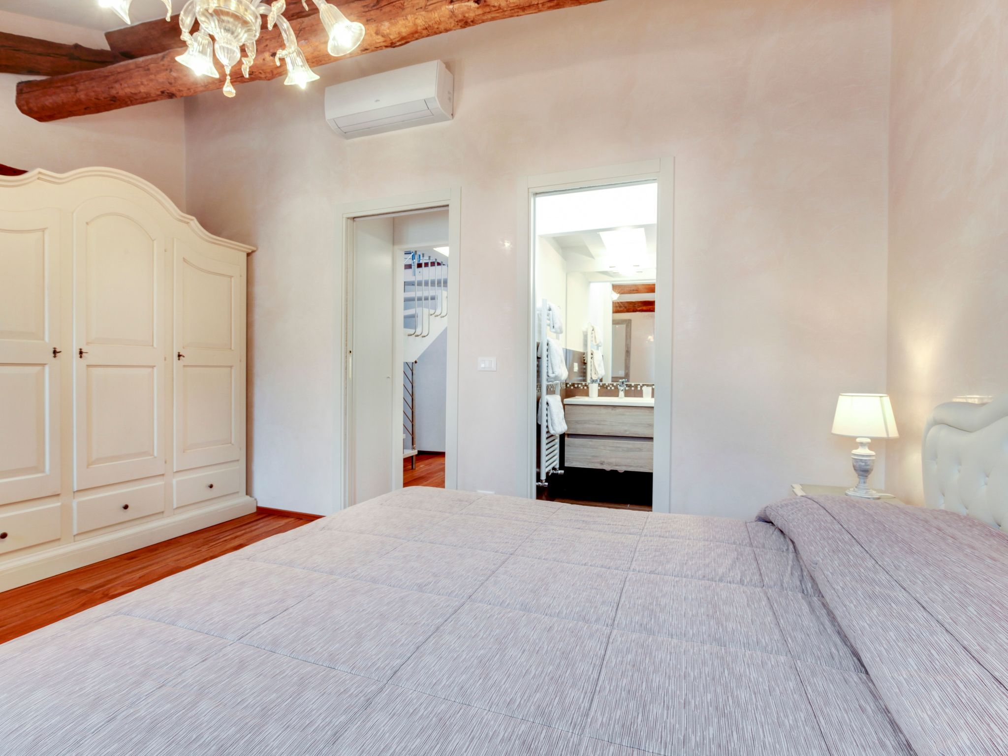 The Countess apartment-Drinnen