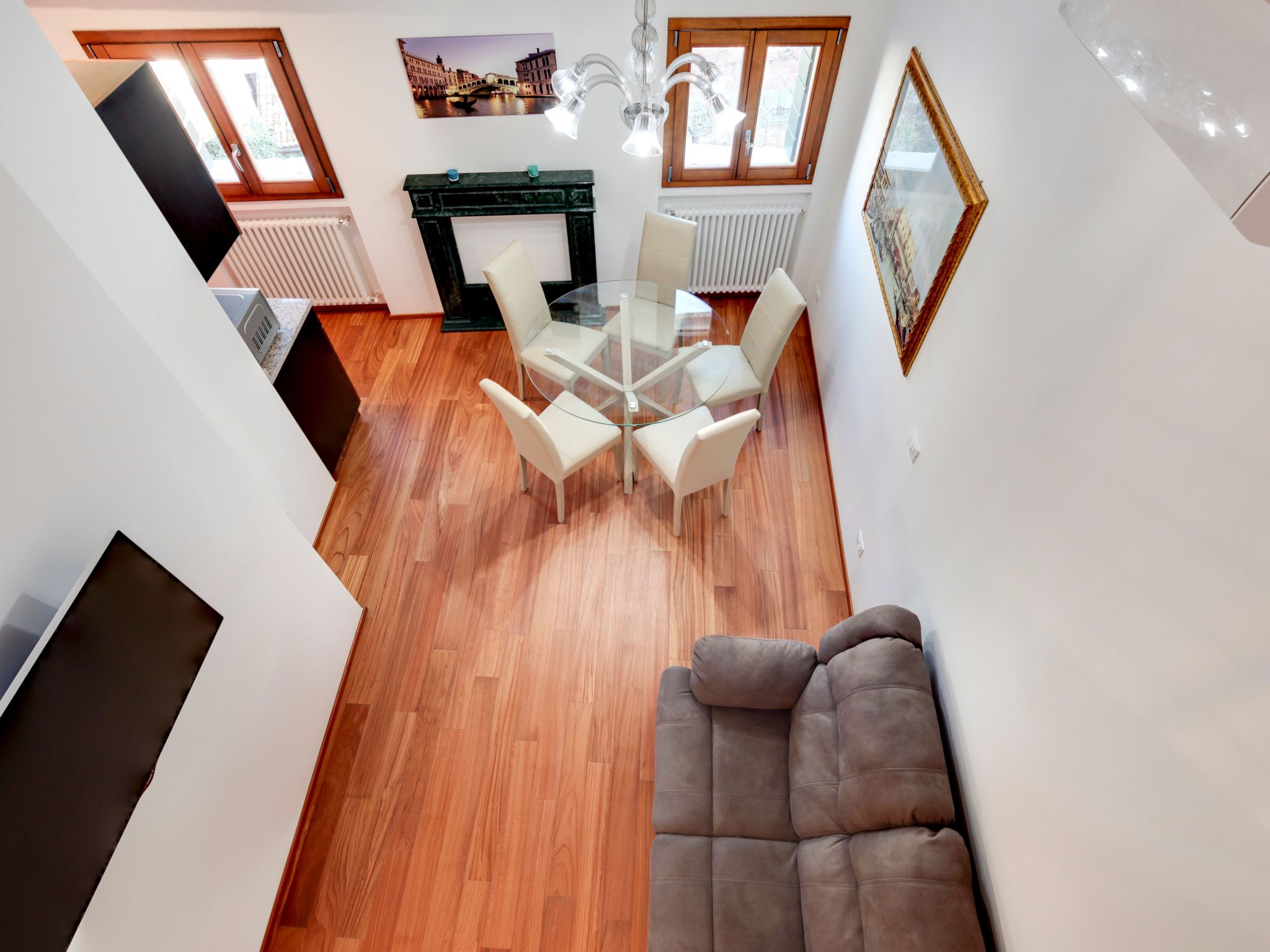 The Countess apartment-Drinnen