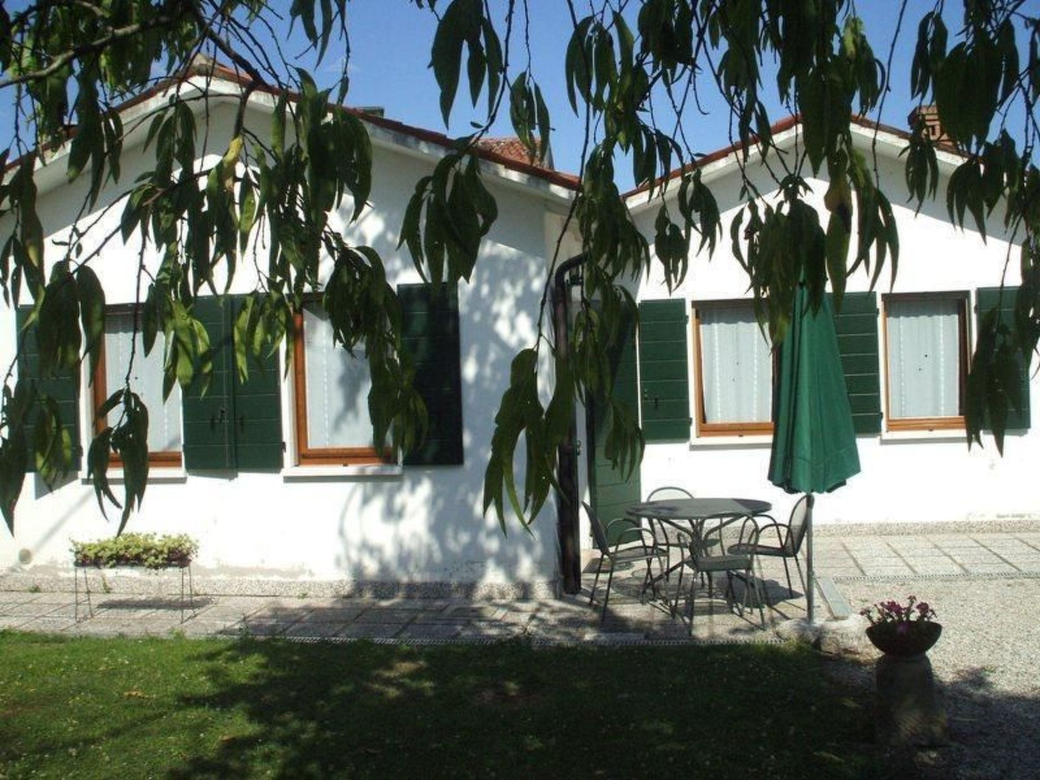 We are located 15 km from Venice, in the heart of the Riviera del Brenta, a small cottage surrounded by the green park of a Venetian villa offers the comfort of elegant accommodation inside the city c..