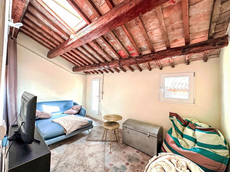 Huis 4-kamers 95 m2 op 5 verdiepingen. Ruim, gerenoveerd in 2024, rustiek en stijlvol ingericht: hal. Bad/douche/bidet/WC. Bovenverdieping: (steile trap). Open keuken (2-pits kookplaat, broodrooster, ..