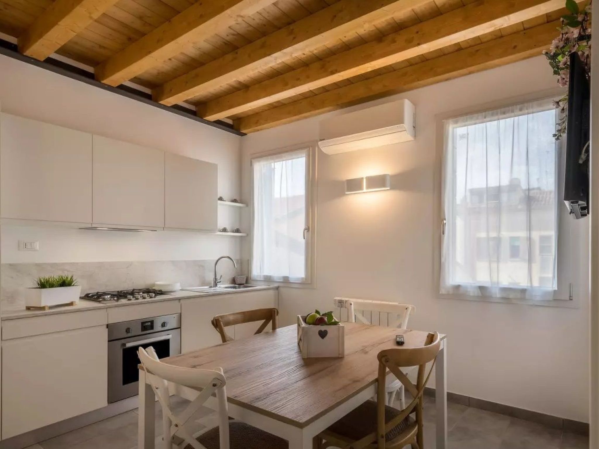 Suite Laguna Sunset is the ideal destination for those seeking a romantic getaway or a relaxing holiday in Sottomarina di Chioggia, a stone's throw from the beach. This charming 60 m² flat, strategic..