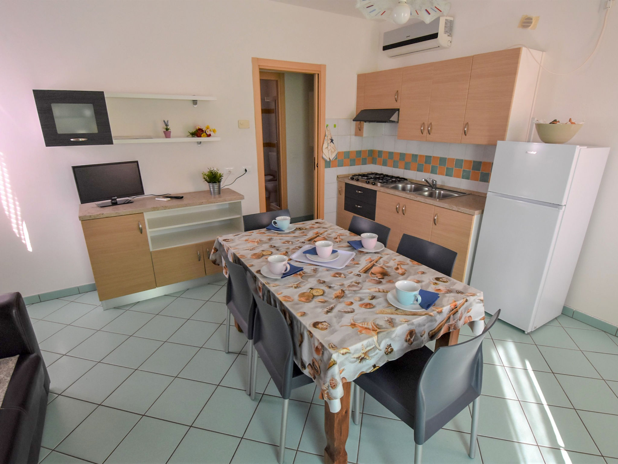 Appartement 3-kamers 40 m2. Doelmatig ingericht: woon-/eetkamer met 1 2-pers divanbed en TV. 1 kamer met 2 bedden. 1 2-pers. kamer. Kookhoek (4-pits kookplaat, mini-oven, diepvriezer). Douche/bidet/WC..