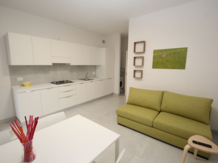 Appartement 2-kamers 35 m2. Gerenoveerd in 2022, modern ingericht: woon-/eetkamer met eettafel en TV. 1 kamer met 1 2-pers bed en 2 slaapplaatsen. Kookhoek (afwasmachine, 4 kookpitten (vlammen), diepv..