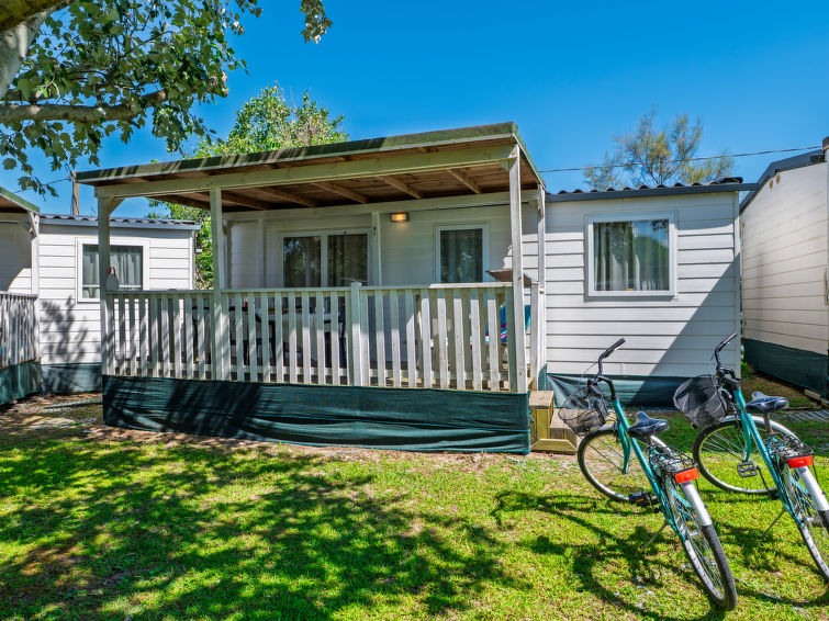 3-kamers mobilhome 30 m2. Modern ingericht: woon-/slaapkamer met 1 divanbed (70 cm, lengte 185 cm), eettafel, kookhoek en Sat-TV. Uitgang naar de zitplaats in de tuin. 1 2-pers. kamer (140 cm, lengte ..