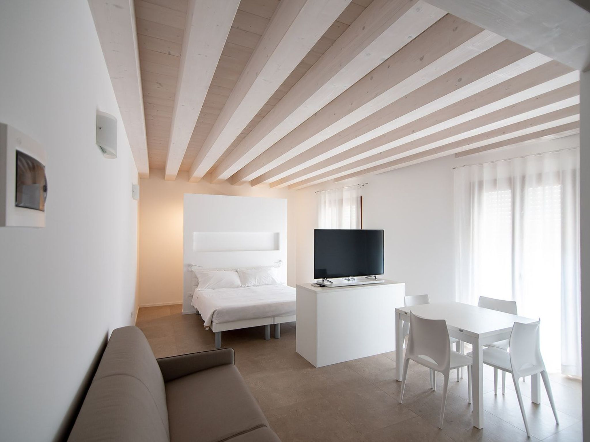 Einzimmerwohnung mit Balkon und Frühstück