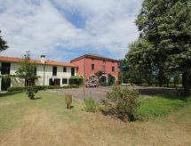 in Rosolina mit Grill und Garten