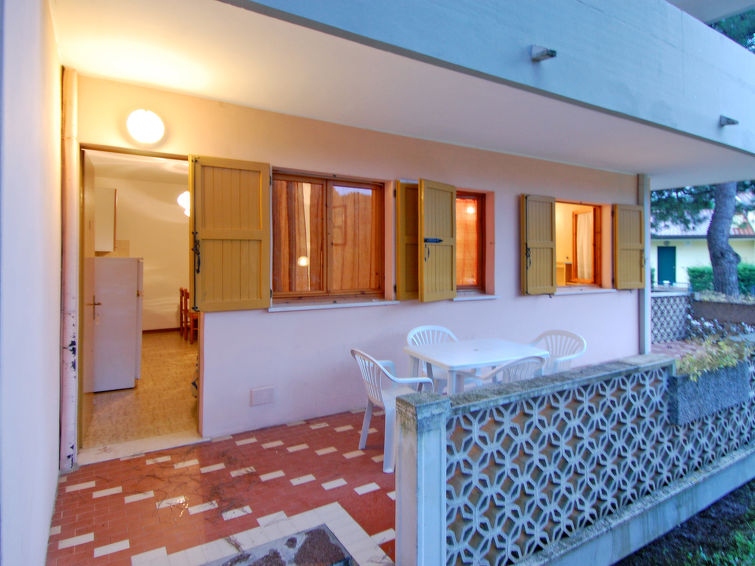 Appartement 2-kamers 35 m2 op 2 verdiepingen. Doelmatig ingericht: woon-/eetkamer met eettafel, kookhoek, Digitale TV en Flatscreen TV. Uitgang naar het terras. Open keuken (Gasfornuis, 4 kookpitten (..