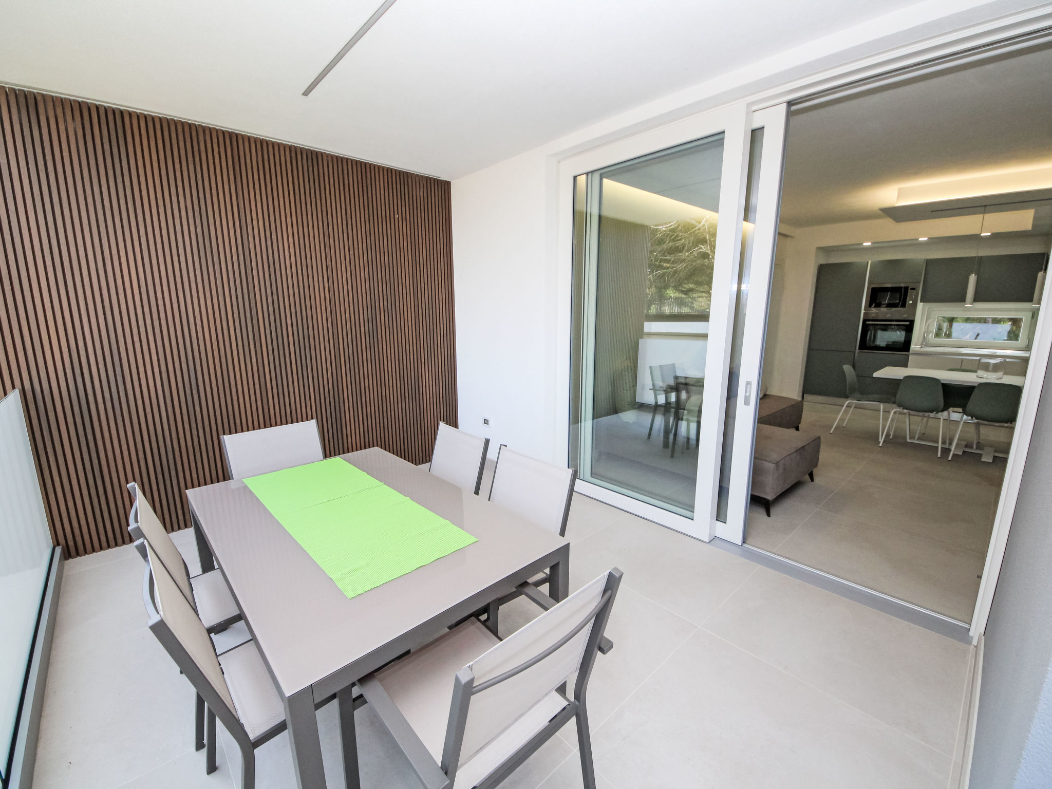 Appartement 3-kamers op de bovenverdieping. Mooi en modern ingericht: woon-/eetkamer met eettafel en TV. Uitgang naar het balkon. 1 kamer met 1 2-pers bed. 1 kamer met 2 bedden. Open keuken (oven, afw..