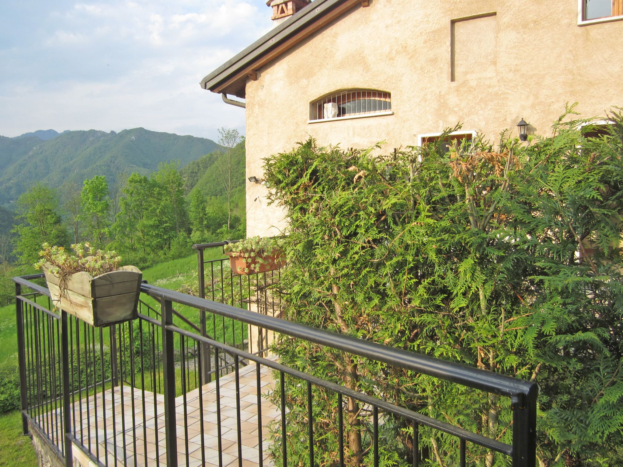 Freistehendes Ferienhaus in Posina mit Kleinem Garten und Panoramablick - Image-tags.info
