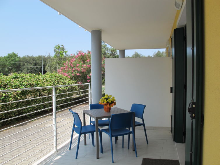"Dora", 3-Zimmer-Reihenhaus 58 m2 auf 2 Stockwerken. Zweckmässig eingerichtet: Wohn-/Esszimmer mit Esstisch und Sat-TV. Ausgang zur Terrasse. Kochnische (Geschirrspüler, 4 Induktionskochplatten, Toa..