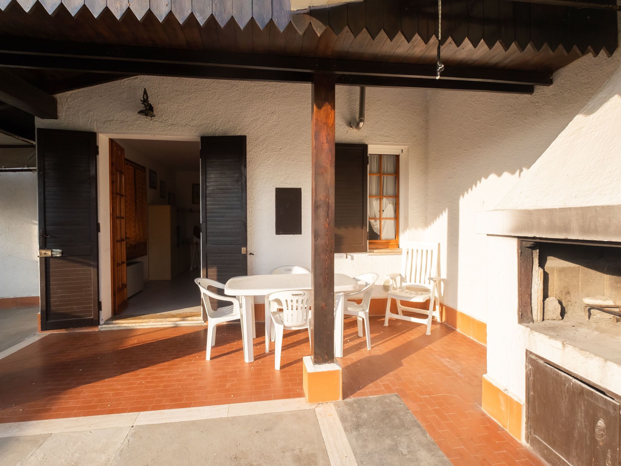 Vertikales Eckhaus mit zwei Bädern-Binnen