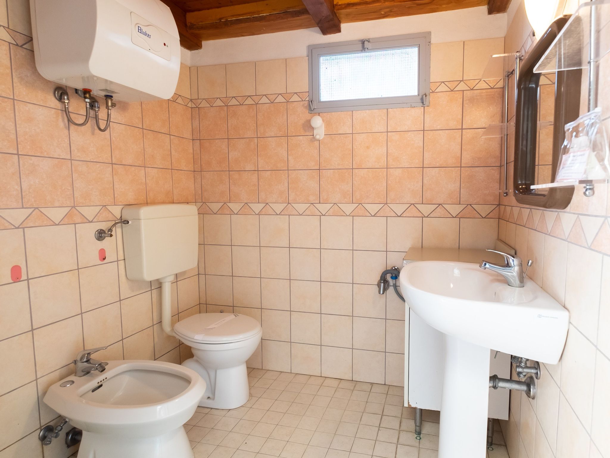 Vertikales Eckhaus mit zwei Bädern-Binnen