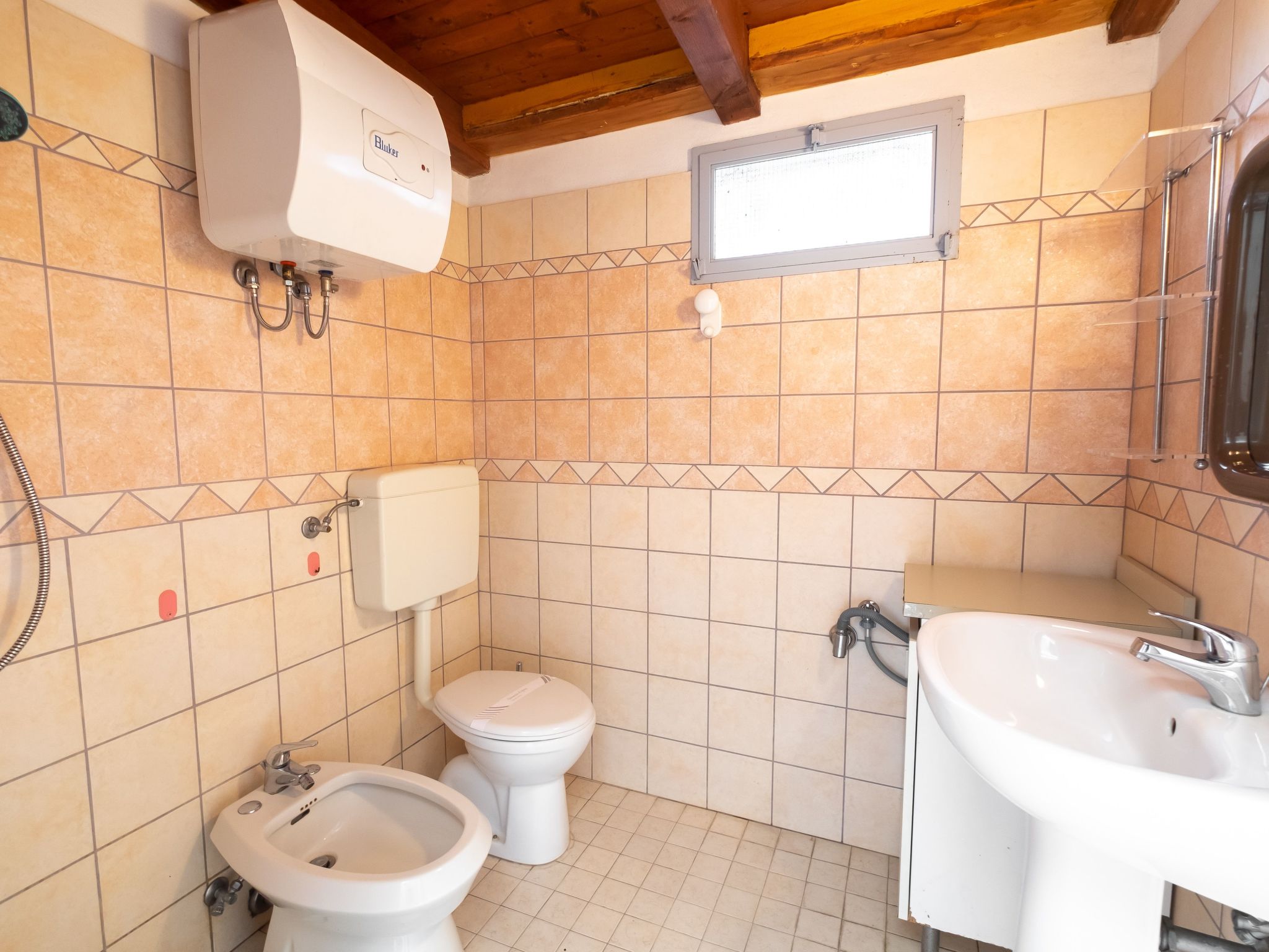 Vertikales Eckhaus mit zwei Bädern-Binnen