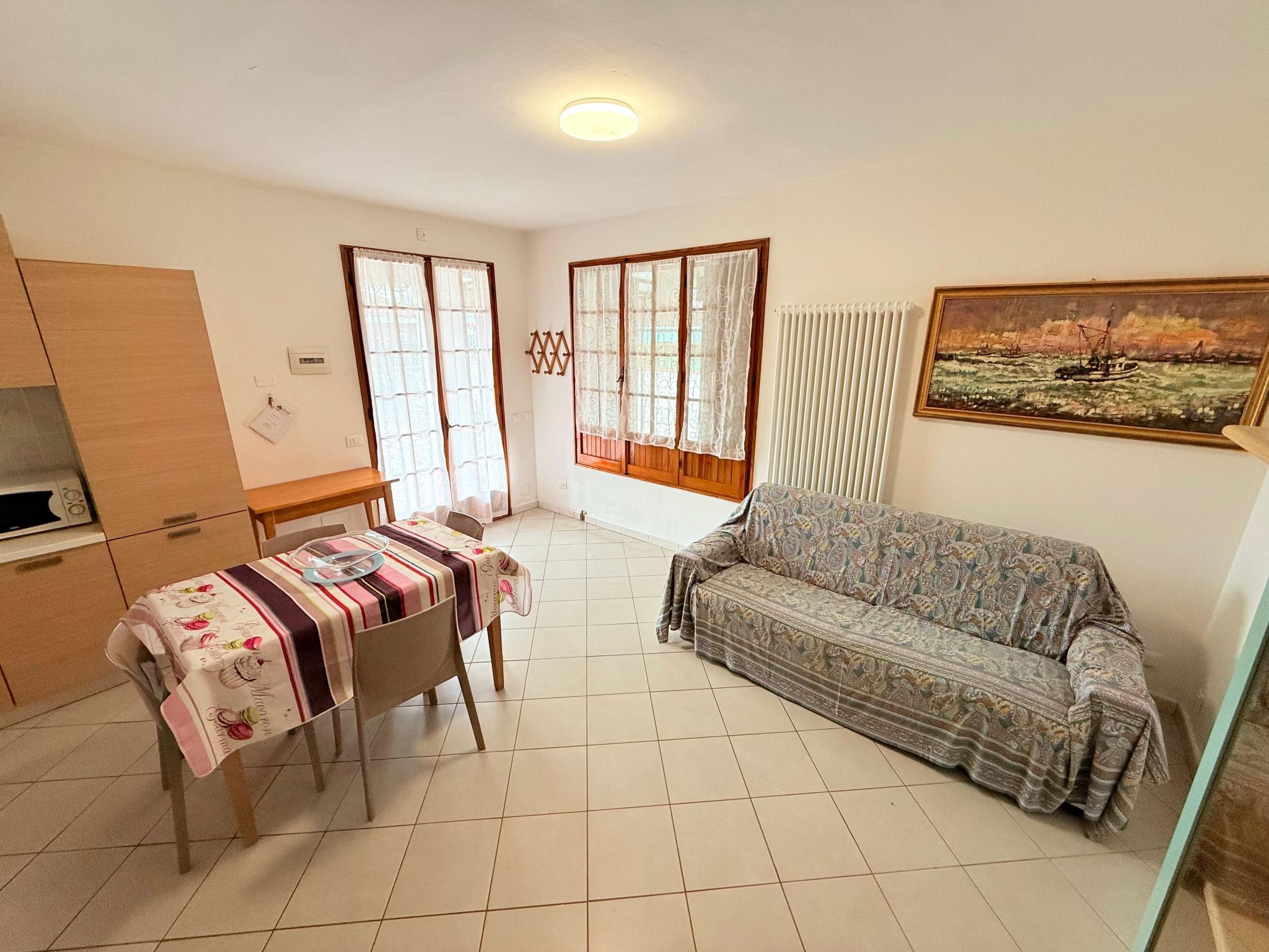 Vertikales Eckhaus mit zwei Bädern-Binnen