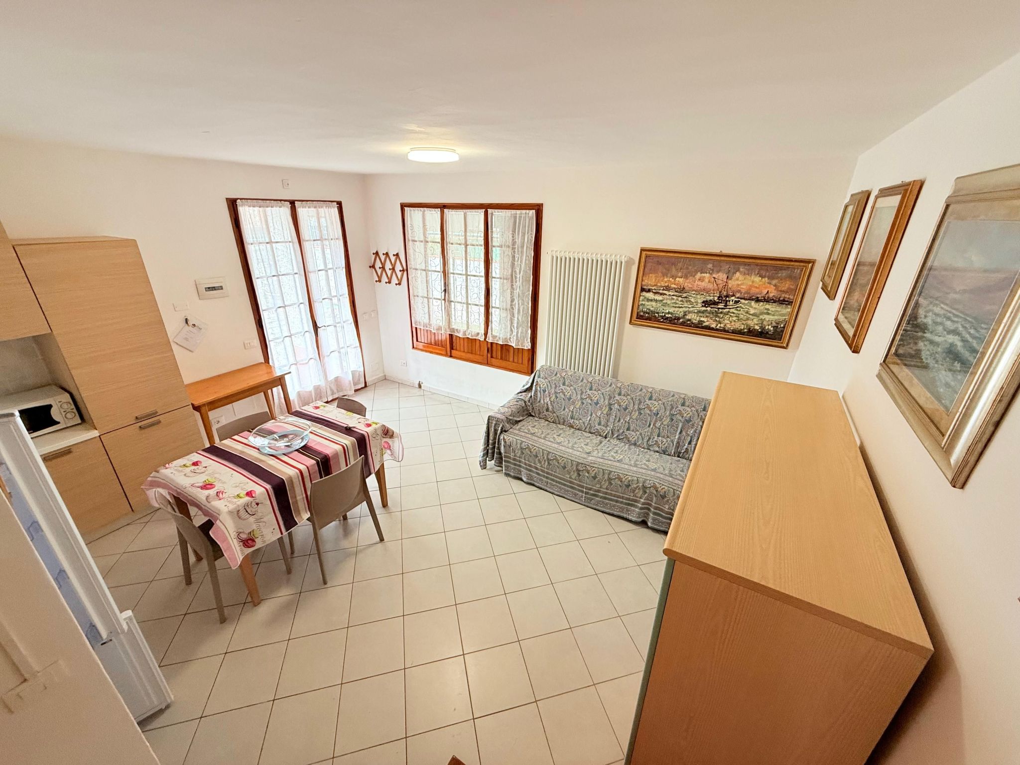 Vertikales Eckhaus mit zwei Bädern-Binnen