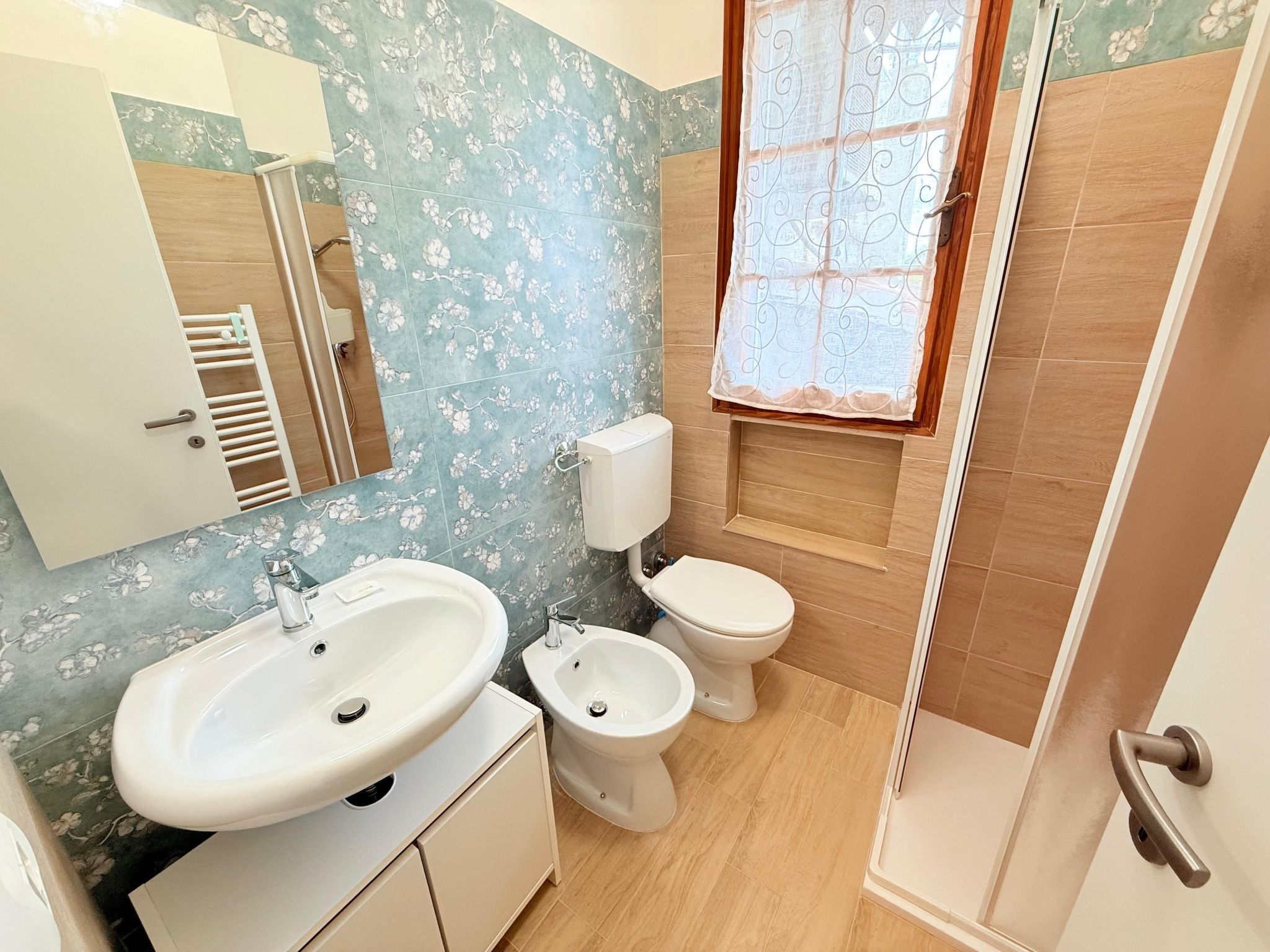 Vertikales Eckhaus mit zwei Bädern-Binnen