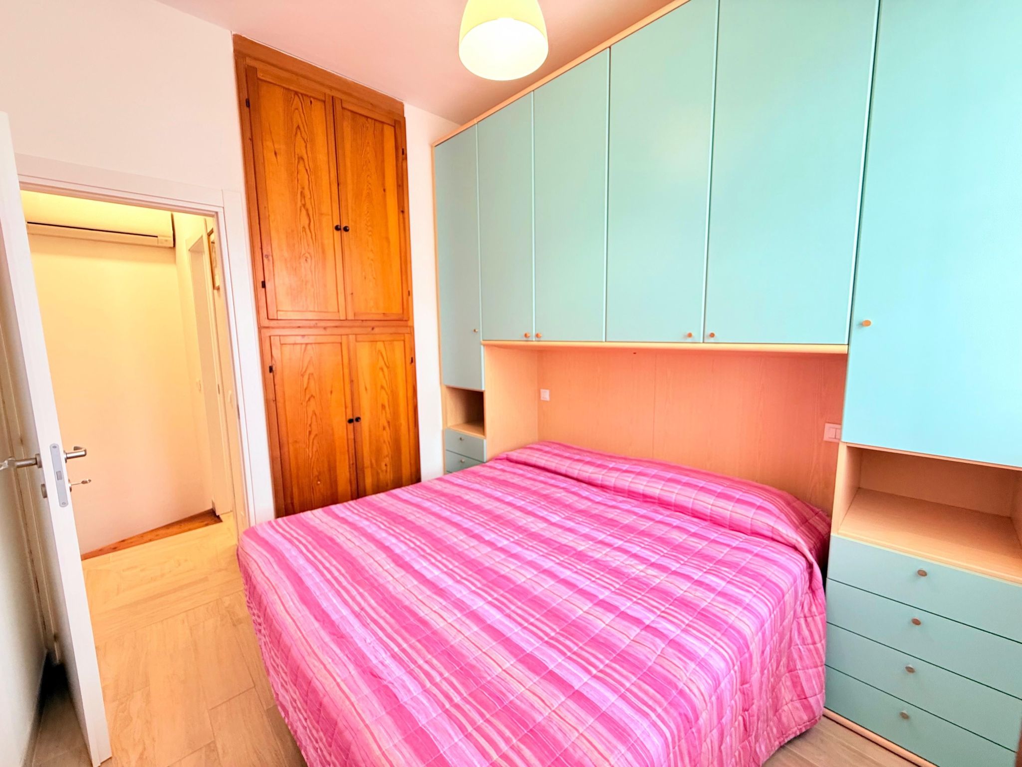 Vertikales Eckhaus mit zwei Bädern-Binnen