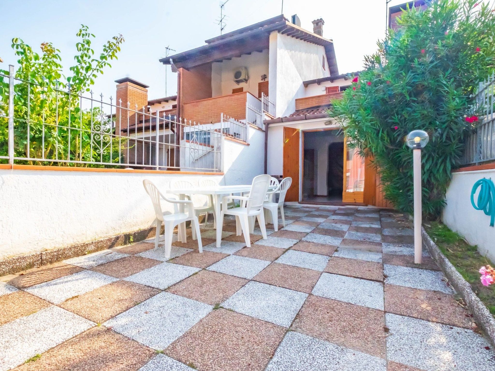 Vier-Zimmer-Villa, vertikal, 2 Bäder-Dedans