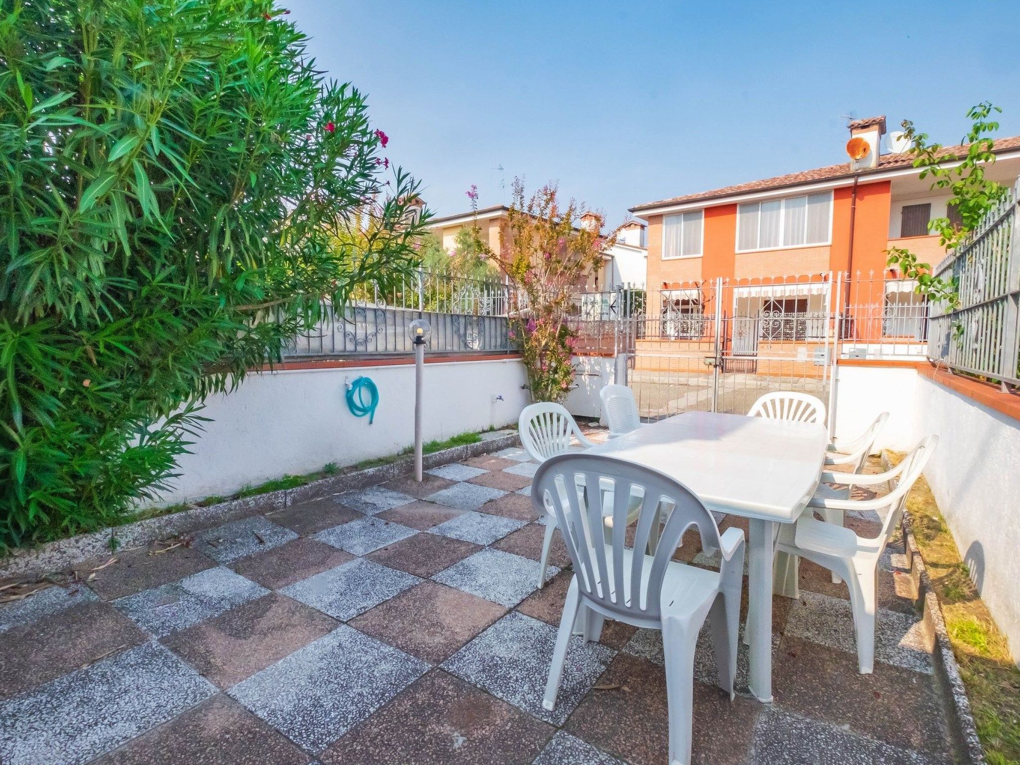 Vier-Zimmer-Villa, vertikal, 2 Bäder-Dedans