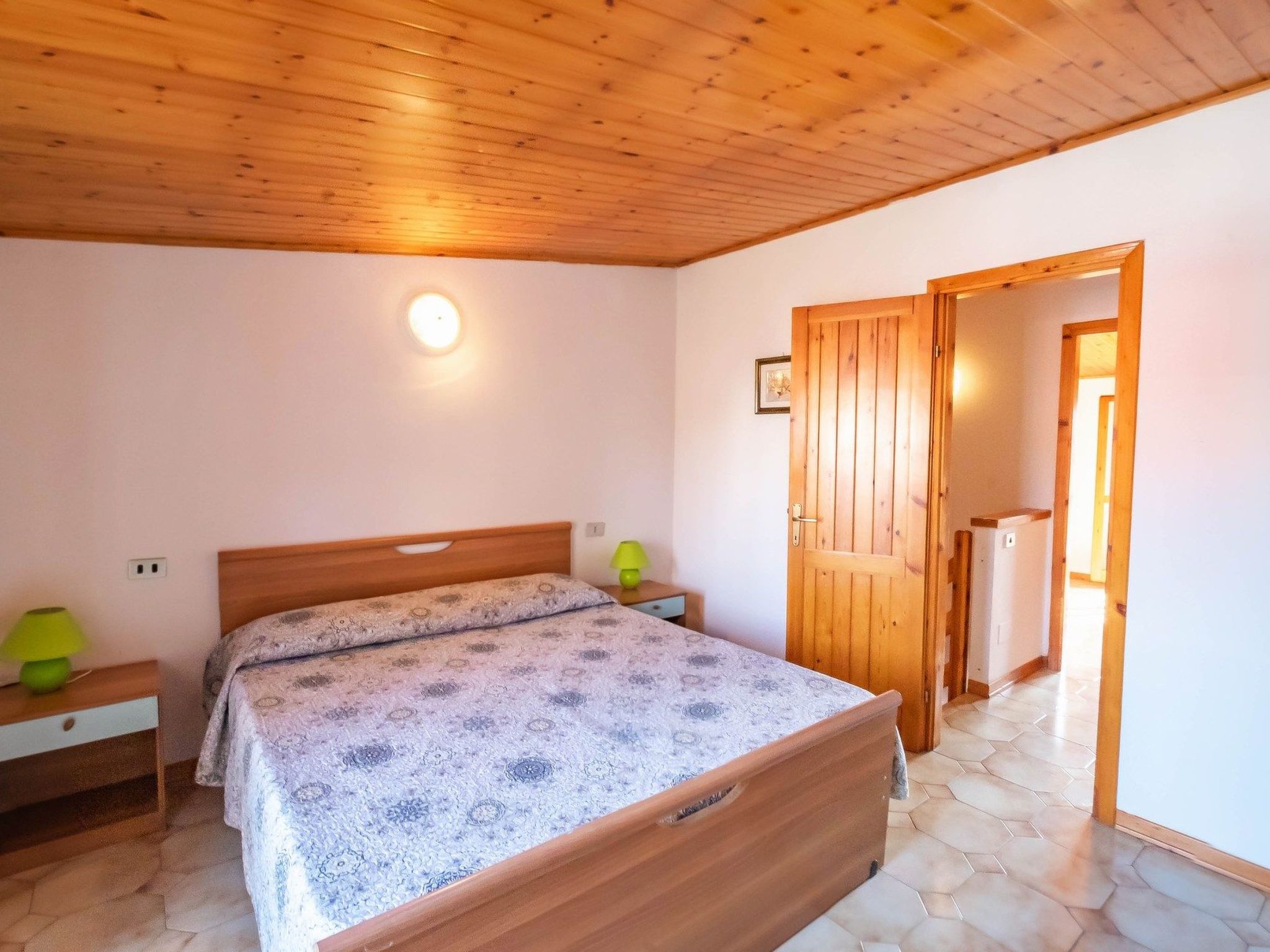 Vier-Zimmer-Villa, vertikal, 2 Bäder-Dedans