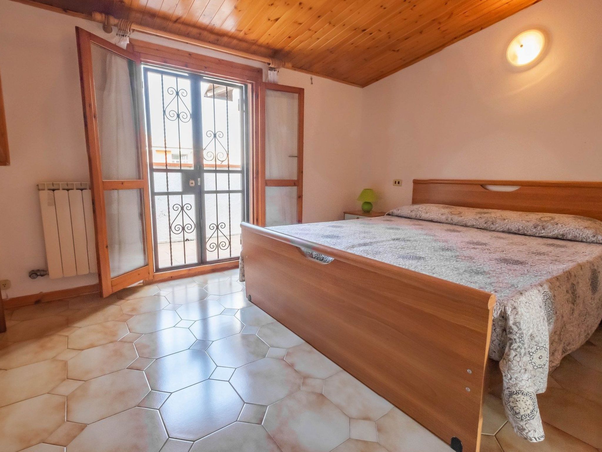 Vier-Zimmer-Villa, vertikal, 2 Bäder-Dedans